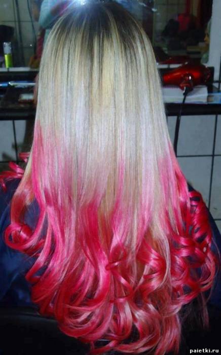 Розовые концы волос яркой блондинки