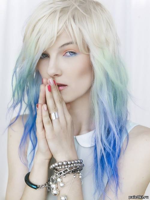 Зелено-голубые концы волос блондинки
