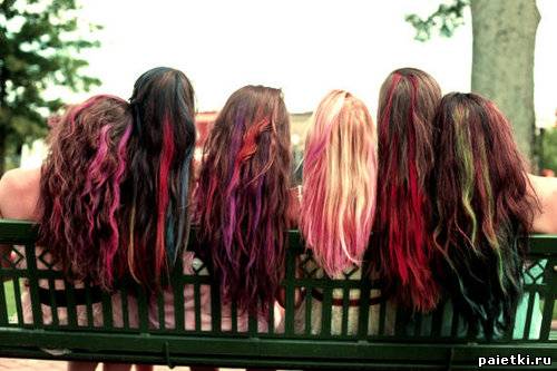 Шесть девушек с цветными прядями на длинные волосы