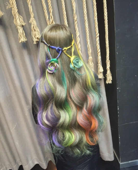 Цветочки из волос и яркие пряди волос