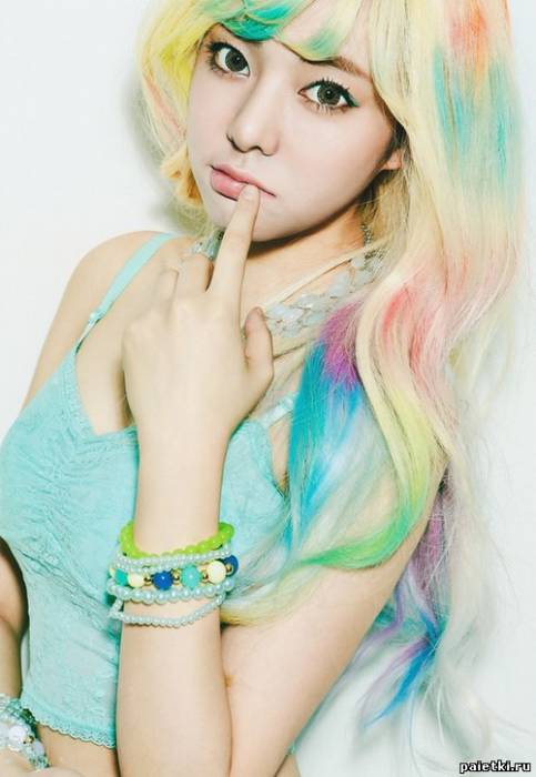 Девушка с яркими цветными прядями волос