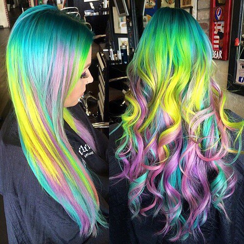 Яркие разноцветные пряди длинных волос