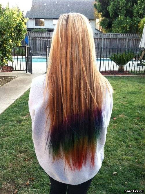 Разноцветные концы волос длинноволосой блондинки