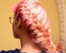 Розовые волосы, заплетенные в оригинальную косу