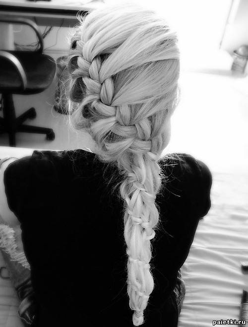 Необычное плетение косы блондинки