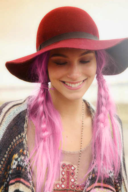 Девушка с розовыми косами и красной шляпе