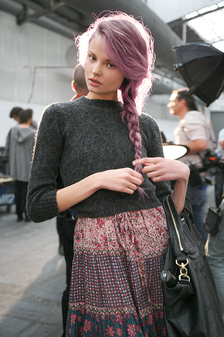 Гламурная девушка с фиолетовой косой
