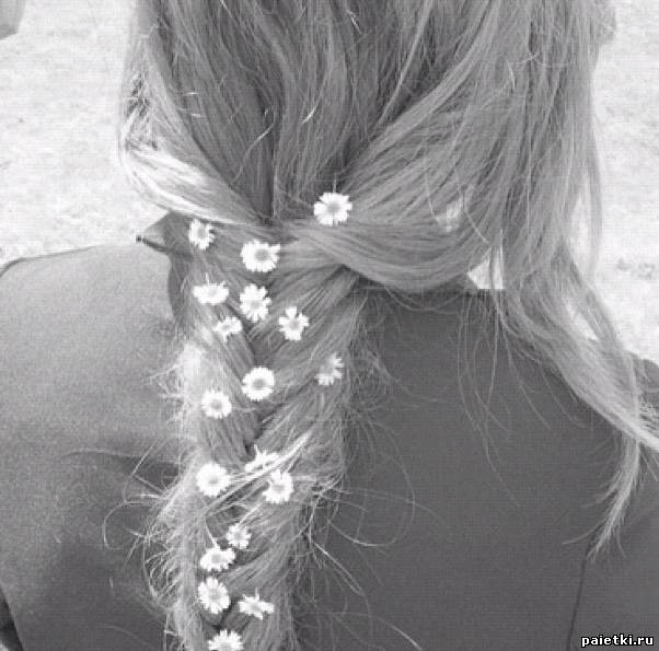 Коса с вплетенными мелкими цветочками