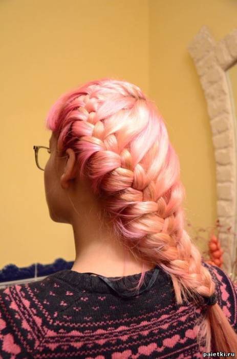 Розовые волосы, заплетенные в оригинальную косу