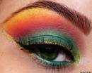 идея макияжа блестящими тенями для зеленых глаз
