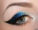 Макияж глаз со стрелками и блестящими синими теням