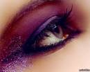 Фиолетовые тени с блестками на глазах