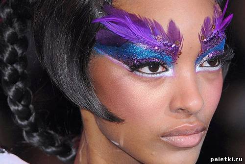 Сине-фиолетовый макияж для глаз с пёрышками