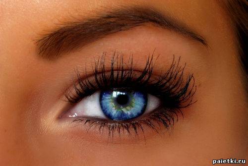 Красивый голубой глаз с длинными ресницами