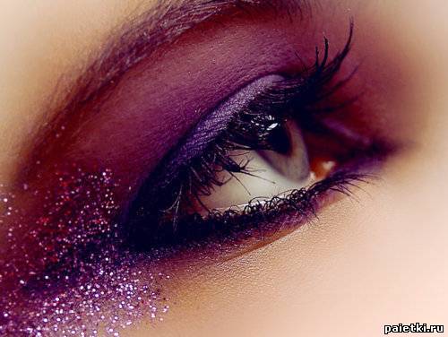 Фиолетовые тени с блестками на глазах
